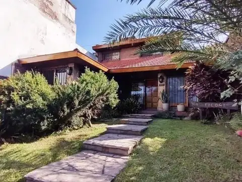 VENTA - CASA 6 AMB. - JARDIN - PILETA - LOMAS DEL MIRADOR