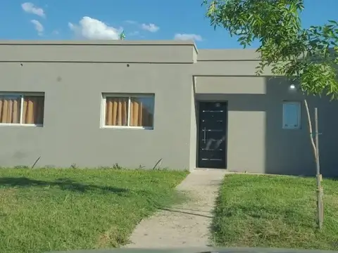 Casa Chalet  en Alquiler en Santa Lucia, Pilar del Este, Pilar