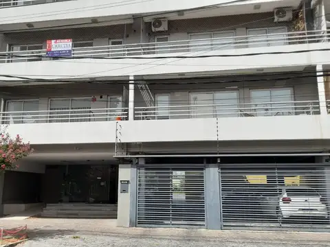 DEPARTAMENTO DE 2 AMB CON BALCON Y COCHERA. IMPECABLE ESTADO.