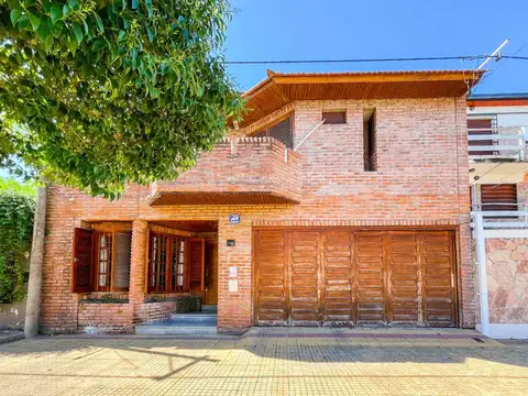 CASA 4 DORMITORIOS EN VENTA LA PLATA CON QUINCHO
