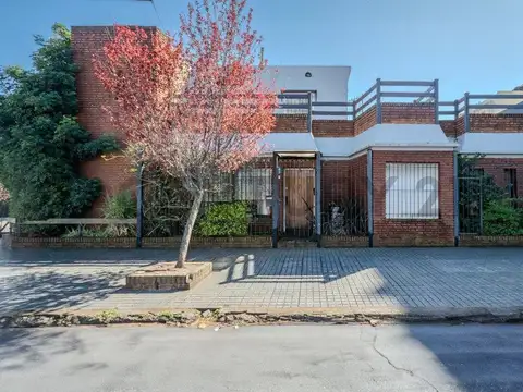 VENTA CASA 5 AMB CON COCHERA EN CASEROS PERMUTA