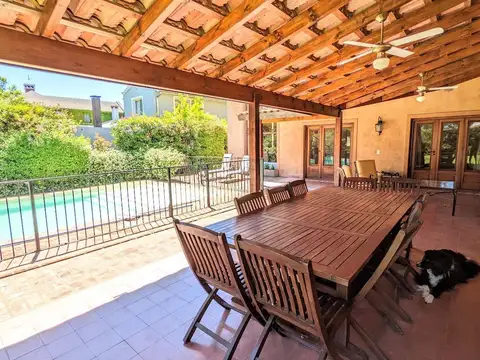 Casa en Alquiler con 2 cocheras