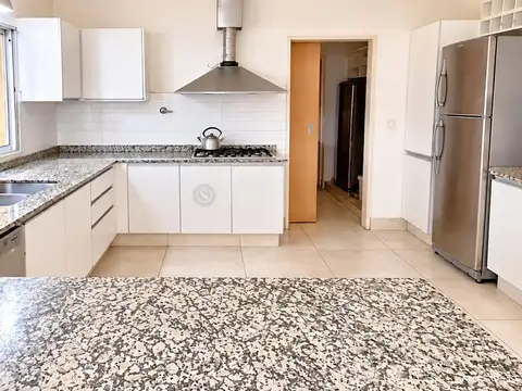 Casa 5 ambientes con 3 baños