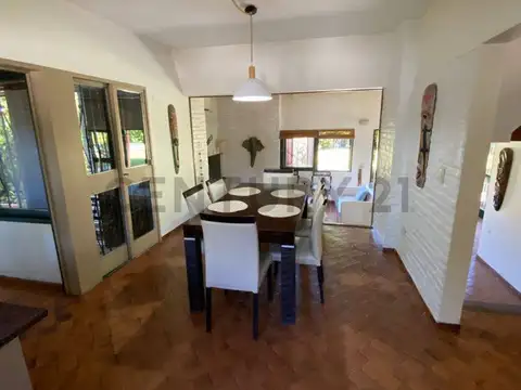 Casa 4 ambientes con 2 baños