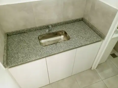 LOCAL A ESTRENAR. 81 M2 VIDRIADO EN ESQUINA.  AV. HIPOLITO YRIGOYEN 1300 AVELLANEDA