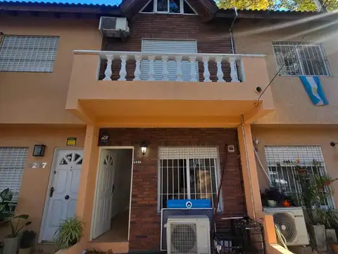 Duplex 4 ambientes con entrada de auto, altillo, patio y 2 baños en Ballester
