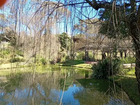Terreno con laguna natural en Vaqueros