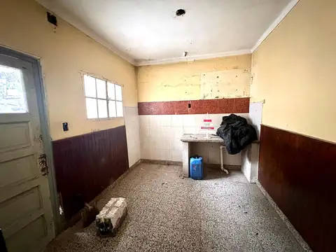 Casa 8 ambientes con 2 baños