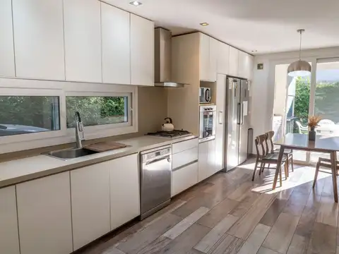 Casa 5 ambientes con 3 baños