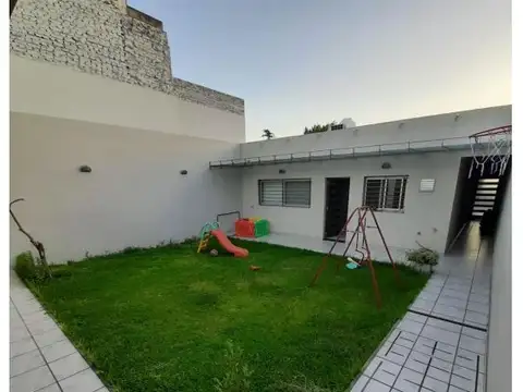 Departamento tipo casa al contrafrente de 4 ambientes con 2 baños, jardin, quincho y parrilla ,