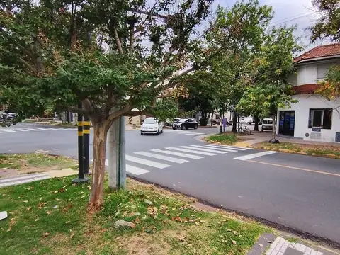 Pereyra Lucena 810. Entre Carlos Croce y Alvear, Avda.