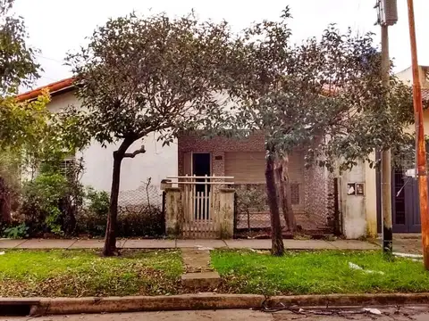 *LOTE EN ESQUINA DE 10,30 X 17,66 CON CASA DE 4 AMB. * VENTA DIRECTA 