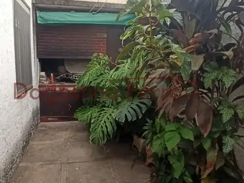 Depto de pasillo - 2 Dormitorios con PATIO