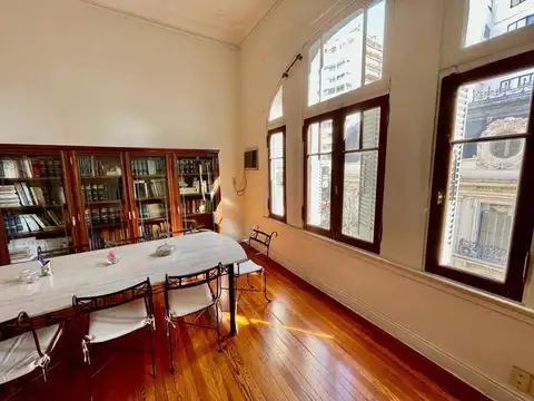 Hermosa oficina estilo antiguo-señorial.