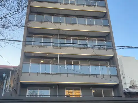 MONOAMBIENTE "IMPECABLE" 4° PISO AL FRENTE CON BALCÓN , SUPER LUMINOSO.
