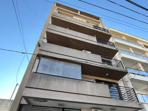 Semipiso al frente con balcón