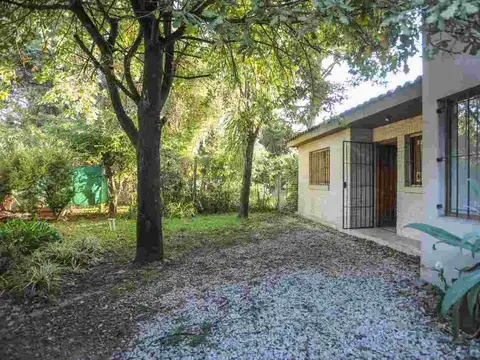 VENTA CASA 4 AMBIENTES C/JARDIN EN DEL VISO