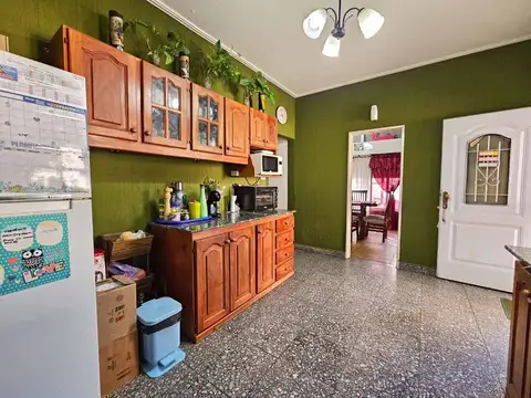 Casa 6 ambientes con 2 baños