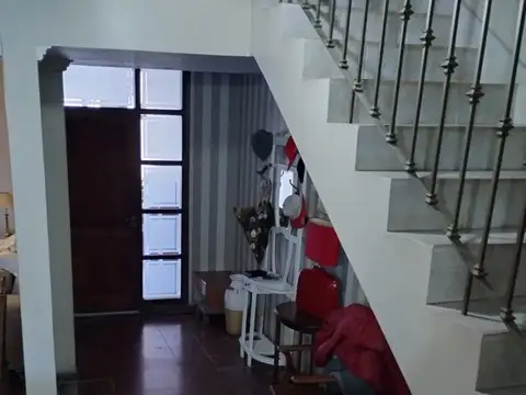 Casa 6 ambientes con 2 baños