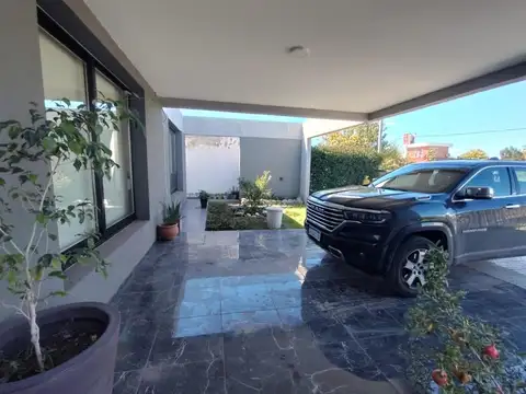 Hermosa casa estilo moderno , con piscina. Funes City