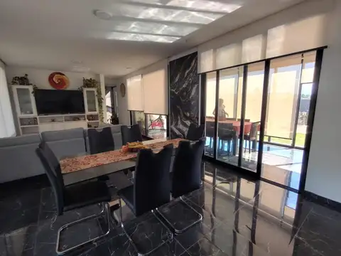 Casa en Venta con 4 cocheras
