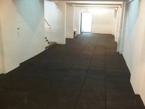 Local 600m2 en 3 plantas, estacionamiento, techo de hormigón, único en la zona, oportunidad 