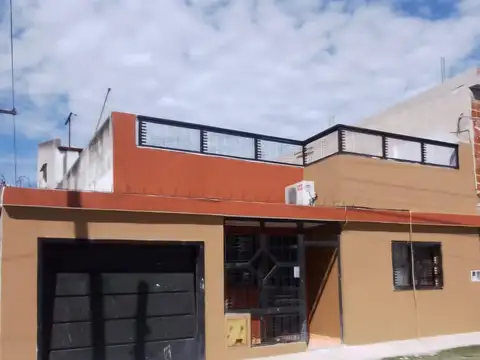 Casa en venta de 4 Ambientes reciclada con pileta, quincho y terraza en Berazategui, Apta crédito!