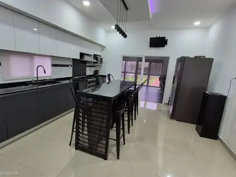 Casa en venta de 4 Ambientes reciclada con pileta, quincho y terraza en Berazategui, Apta crédito!