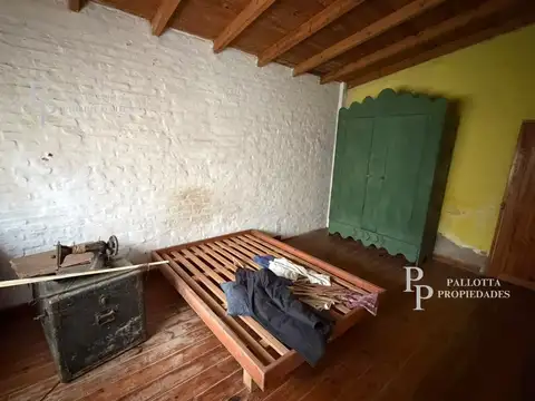 Terreno con dos casas, a refaccionar.