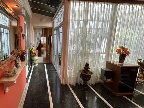 Casa 7 ambientes con 2 baños