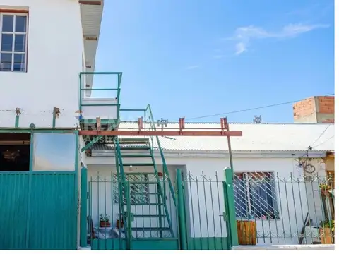 Venta km 8 / 2 departamentos de 3 y 1 dormitorio.