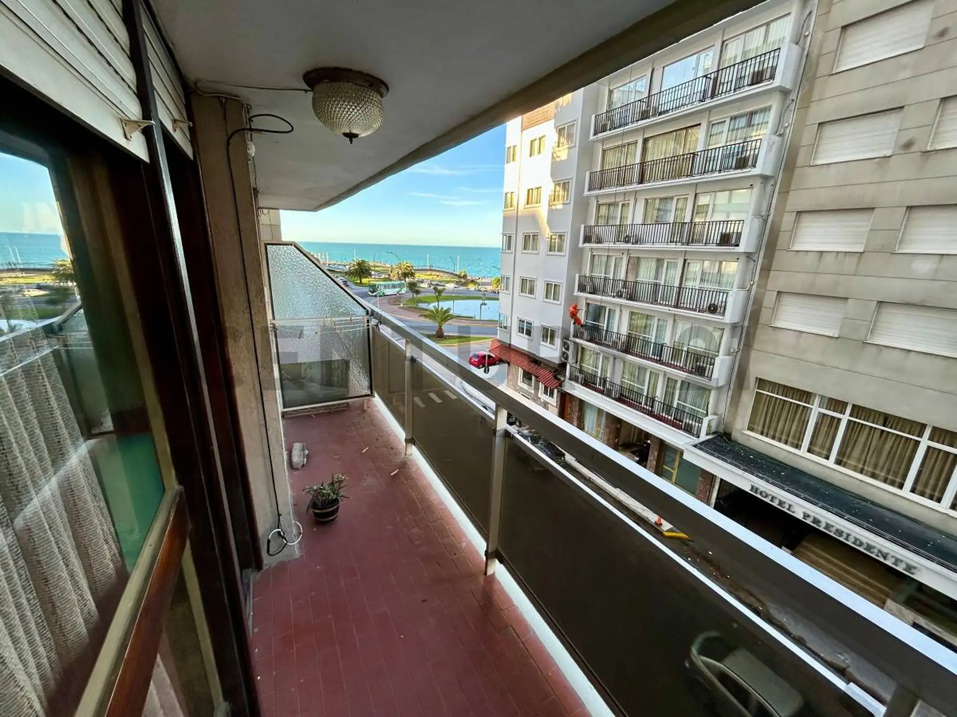 Monoambiente con balcón y vista al mar en el Centro