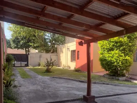 Casa en Alquiler con 6 cocheras