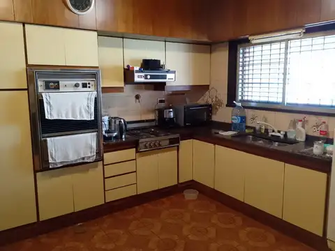 Chalet tres  ambientes  a reciclar  sobre lote 10x23,40