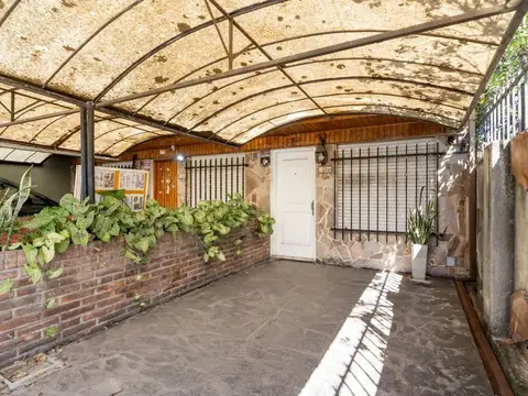 VENTA CASA 4 AMBIENTES PATIO COCHERA CARAPACHAY
