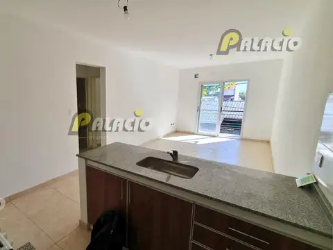 Excelente depto. 2 amb. c/balcón y cochera en Villa Balleste