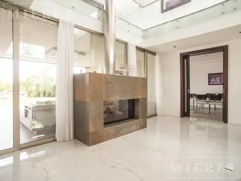 Casa en Venta con 4 cocheras