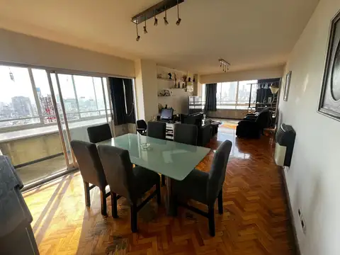 Hermoso departamento de 4 amb. super luminoso. Con cochera y baulera.