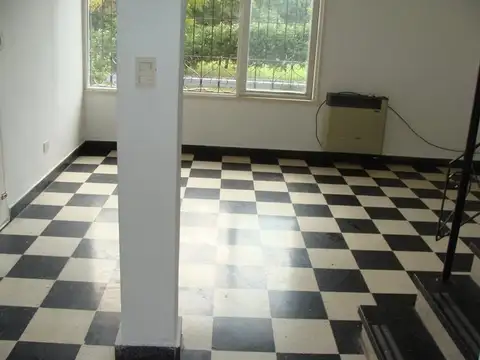 Casa en Alquiler con 2 cocheras