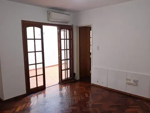 BUENOS AIRES 1500: DEPTARTAMENTO DE PASILLO CON PATIO