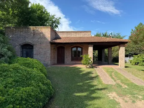 CASA DE 3  AMBIENTES. UN DORMITORIO, GRAN PARQUE CON PILETA.