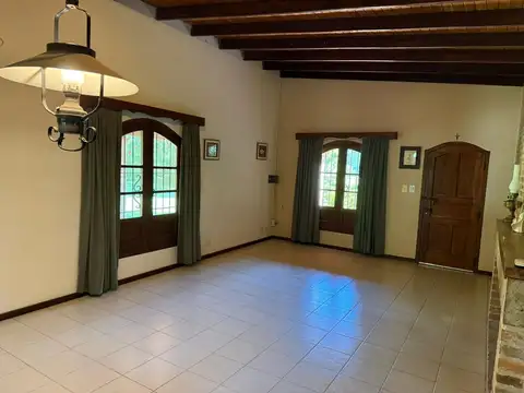 CASA DE 3  AMBIENTES. UN DORMITORIO, GRAN PARQUE CON PILETA.