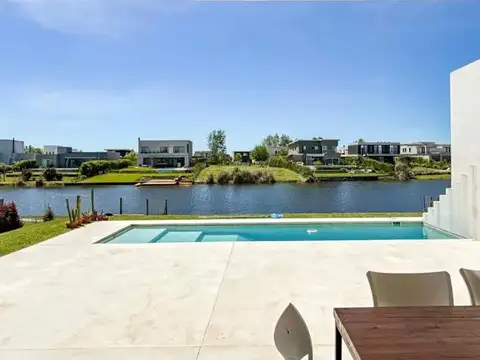 Casa 4 ambientes con 3 baños