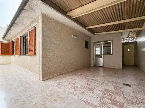 Casa 6 ambientes con 2 baños