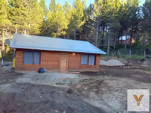 Casa en venta - 3 Dormitorios 1 Baño - Cochera - 1.700Mts2 - El Bolsón, Río Negro