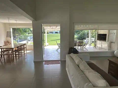 Casa 5 ambientes con 3 baños