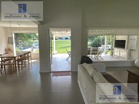 Casa 5 ambientes con 3 baños