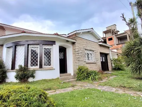 VENTA CASA 3 AMBIENTES CON GARAGE DOBLE Y PARQUE
