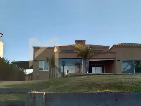 Casa 5 ambientes con 4 baños