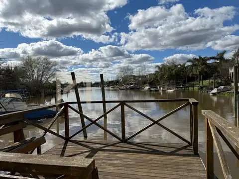 Casa en Alquiler con 2 cocheras